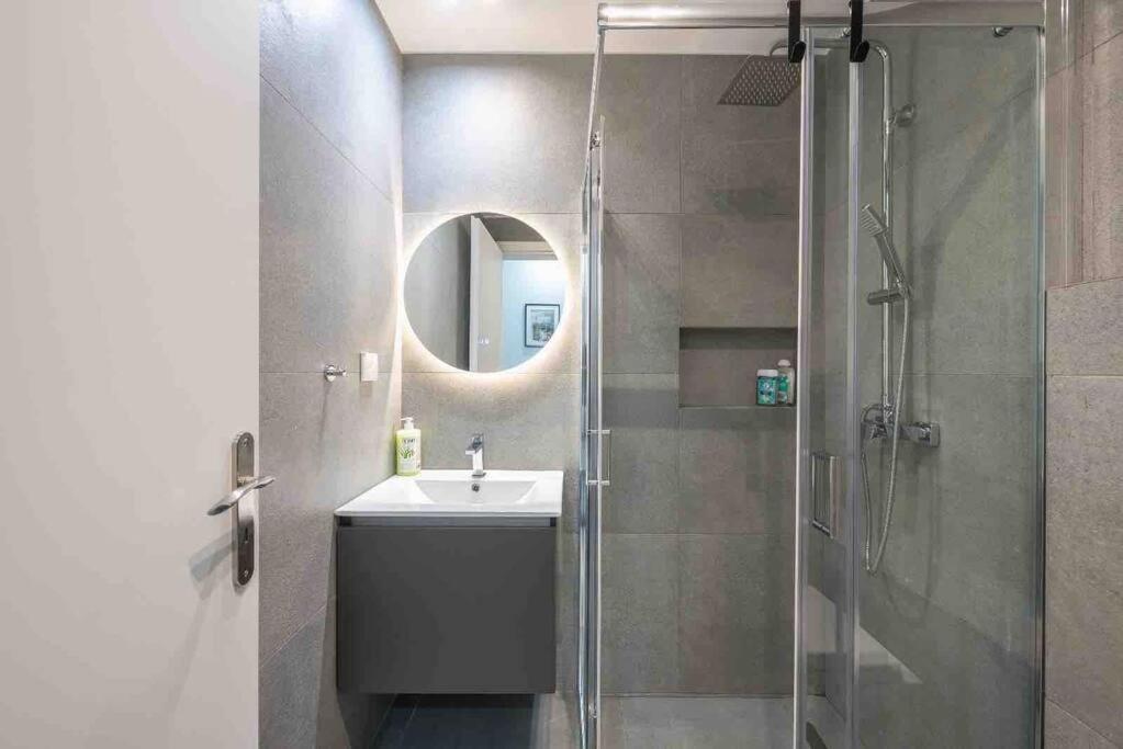 Cozy In A New Building 5 Apartment Piraeus