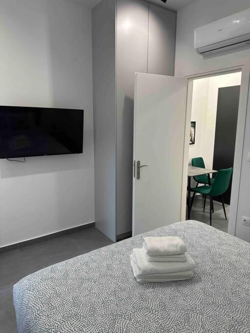 Cozy In A New Building 5 Piraeus